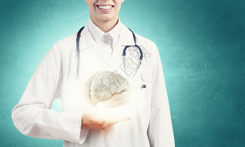 心理健康用听诊器手中的大脑女医生图片