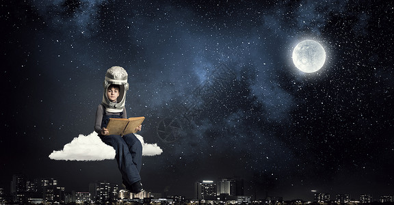 会飞的书会探索太空可爱的孩子,头上戴着纸箱头盔,梦想成为宇航员背景