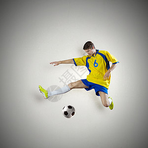 足球运动员足球运动员白色背景上孤立踢球图片