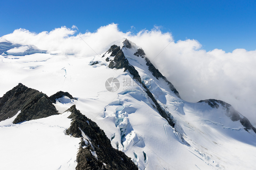 雪山峰山景雪,蓝天清澈图片