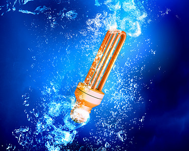 灯泡水下能量与灯泡清澈的蓝色水图片