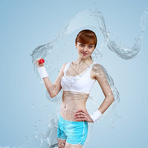 个轻女人用瓶纯净水运动的肖像个轻女人运动的肖像图片