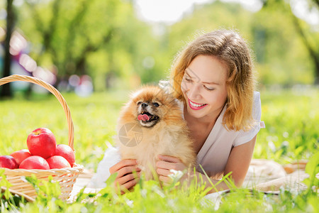 夏天公园里的轻漂亮女孩可爱的狗图片