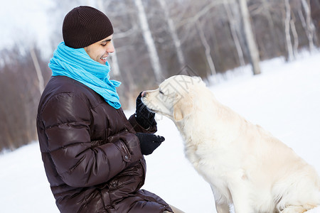 他最好的朋友冬季公园散步的拉布拉多狗图片