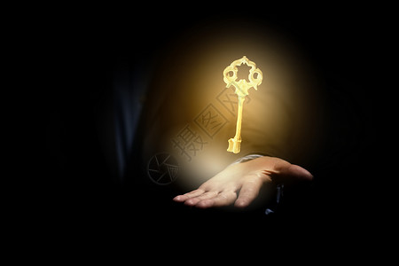 成功的关键紧紧握住金钥匙的人的手图片
