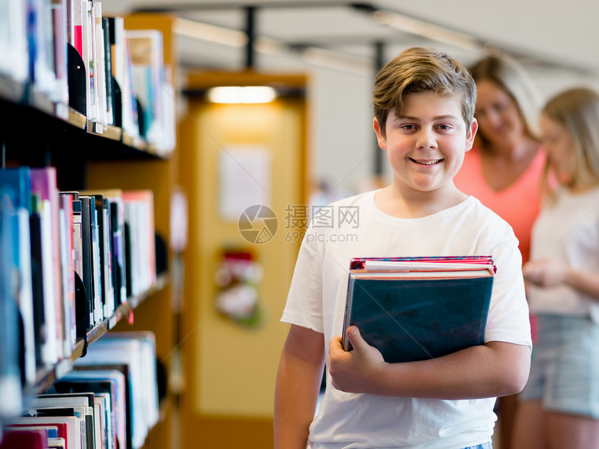 图书馆里的男孩选择书图书馆里的男孩图片