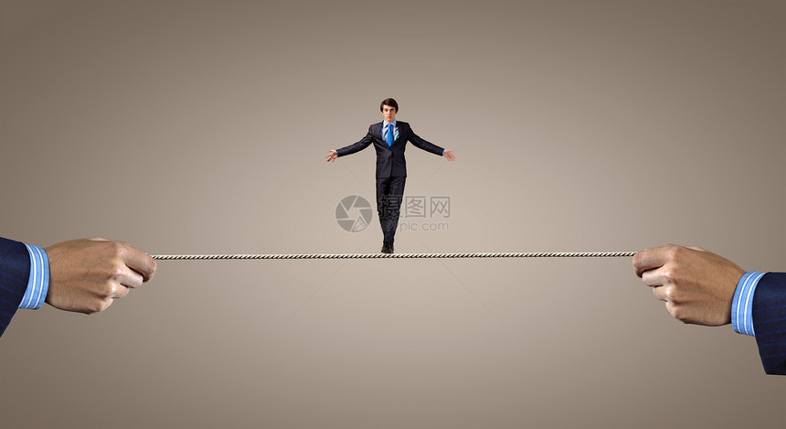 冒险的生意轻勇敢的里奇商人绳子上平衡图片