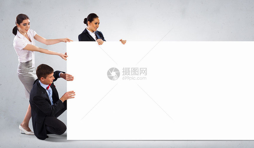 三个轻人着横幅三个轻人高举空白的形象文字的位置图片