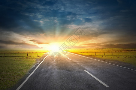 日出路上空沥青路太阳天际线升图片