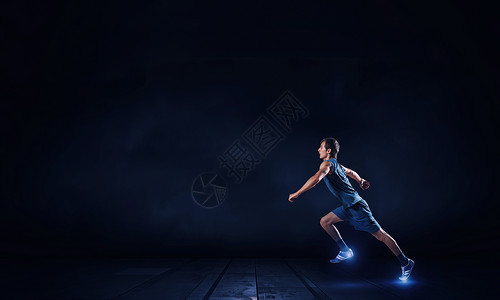 穿着蓝色运动服的跑步者穿着黑色背景全速前进高清图片