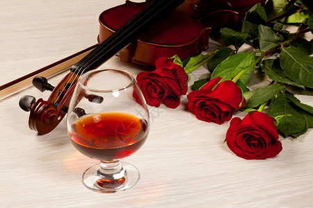 红玫瑰小提琴桌子上红玫瑰小提琴高清图片