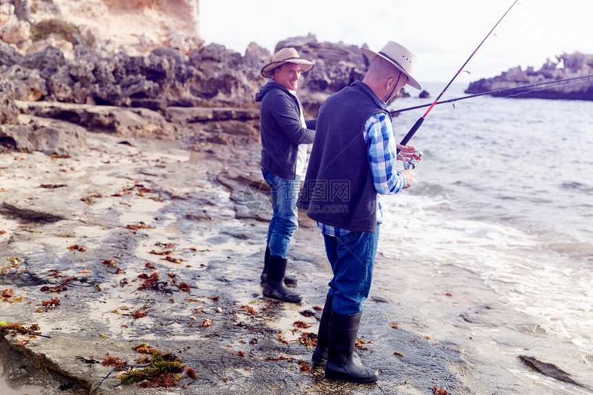 渔夫的照片渔民用鱼竿捕鱼的照片图片