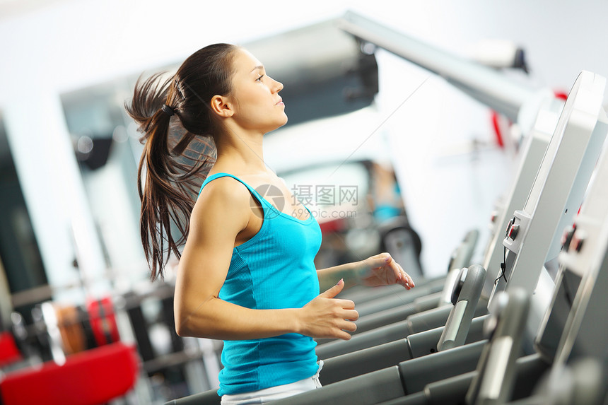 氧运动健身女孩跑步机上跑步的形象图片