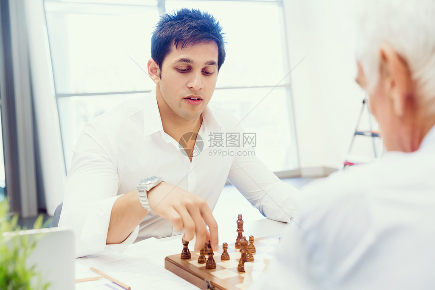 两个商人办公室里下棋战略游戏图片