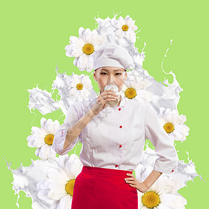 亚洲女厨师抗牛奶飞溅亚洲女厨师红色围裙上的牛奶溅花的背景下喝牛奶图片