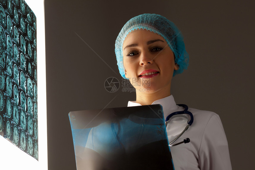 着x光的女医生吸引力的女医生持X光结果的图像图片