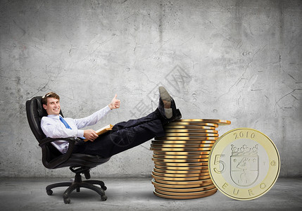 坐享收益赚钱轻自信的商人坐椅子上,腿放堆硬币上背景