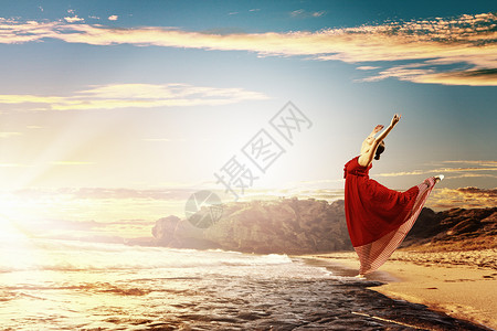 女芭蕾舞女芭蕾舞日落背景下翱翔水上的形象图片