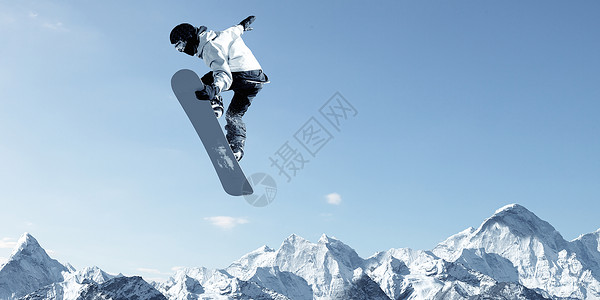 滑雪运动滑雪者晴朗的蓝天上跳高背景图片