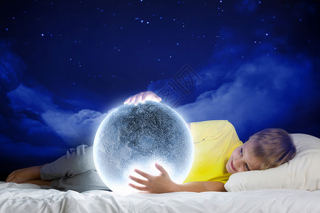 打盹晚上梦可爱的男孩月亮睡床上设计图片