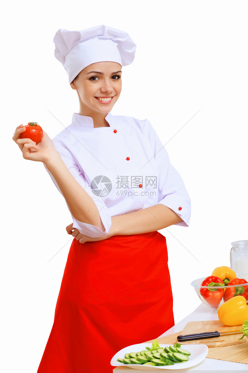 轻的厨师用新鲜蔬菜准备食物图片