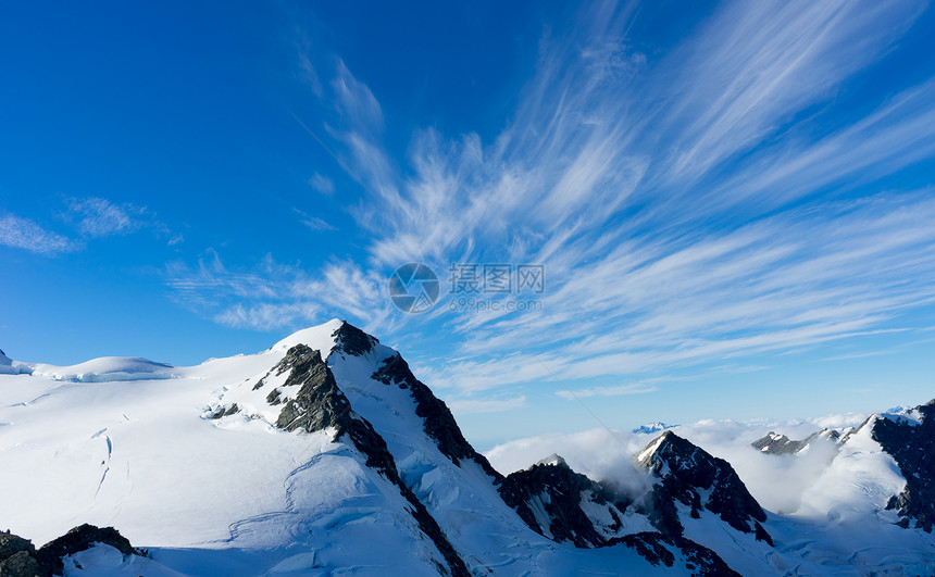 雪山山景雪,蓝天清澈图片