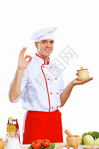 轻的厨师穿着红色围裙准备食物图片