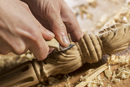 雕刻手木匠的手与切割机他的工作室工作背景