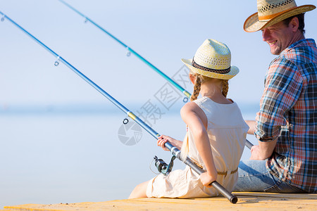 父亲女儿钓鱼父亲女儿码头钓鱼高清图片