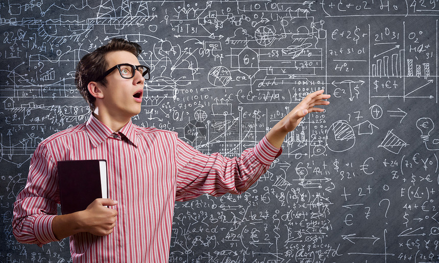 趣的科学家戴眼镜的轻人靠粉笔黑板上图片