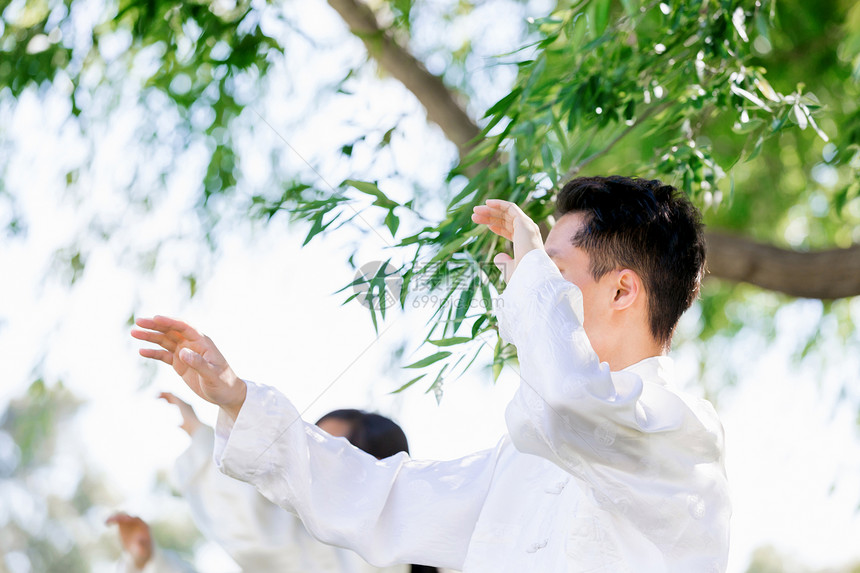 人们公园练泰拳人们夏天公园练泰拳图片