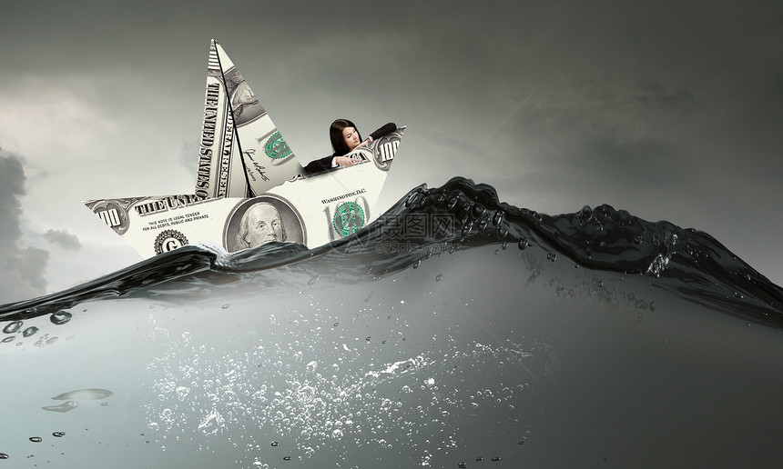女商人用美元钞票的船成功的女商人金融之海的美元船上航行图片