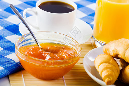 美味的早餐早餐桌上牛角包果冻杯咖啡图片