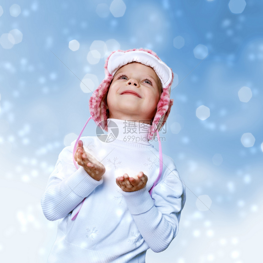 冬天穿雪背景的小孩子的肖像图片