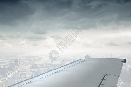 窗外的飞机机翼蓝天的照明器上看的飞行飞机图片