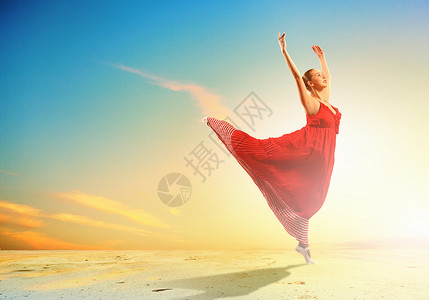 女芭蕾舞女芭蕾日落背景下海岸跳舞的形象图片
