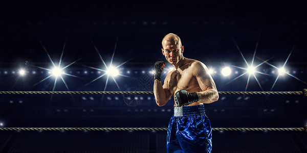 专业拳击冠职业拳击手舞台上的聚光灯图片