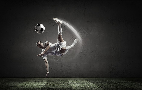 足球运动员跳高的足球运动员球背景图片