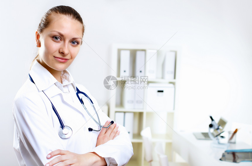 友好的轻女医生穿着制服医疗办公室图片