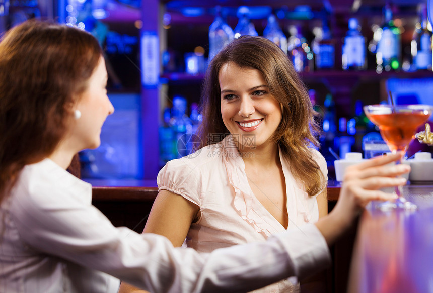 周末派两个轻漂亮的女人酒吧喝鸡尾酒图片