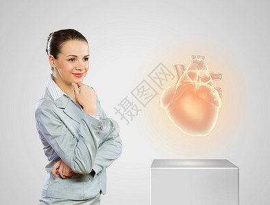 健康的心脏女商人看图标的形象保健图片