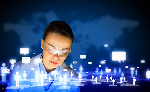 女科学家轻女科学家的形象,戴着护目镜,着媒体屏幕网络通信图片