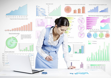 web后台管理市场分析报告女商人站桌子前,后台用钢笔信息笔写字背景