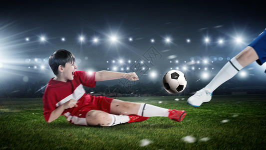 孩子们体育场踢足球穿着红色制服的男孩足球场踢球图片