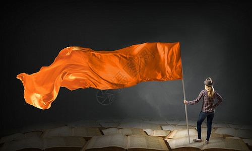 橙色挥舞的女人学生女孩穿着休闲装,手里着橙色的旗子图片