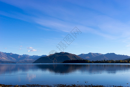 湖平静风景如画新西兰阿尔卑斯山湖泊的自然景观背景