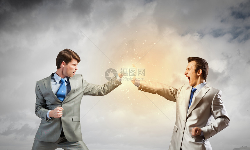 两个商人愤怒地互相争斗极端的争吵图片