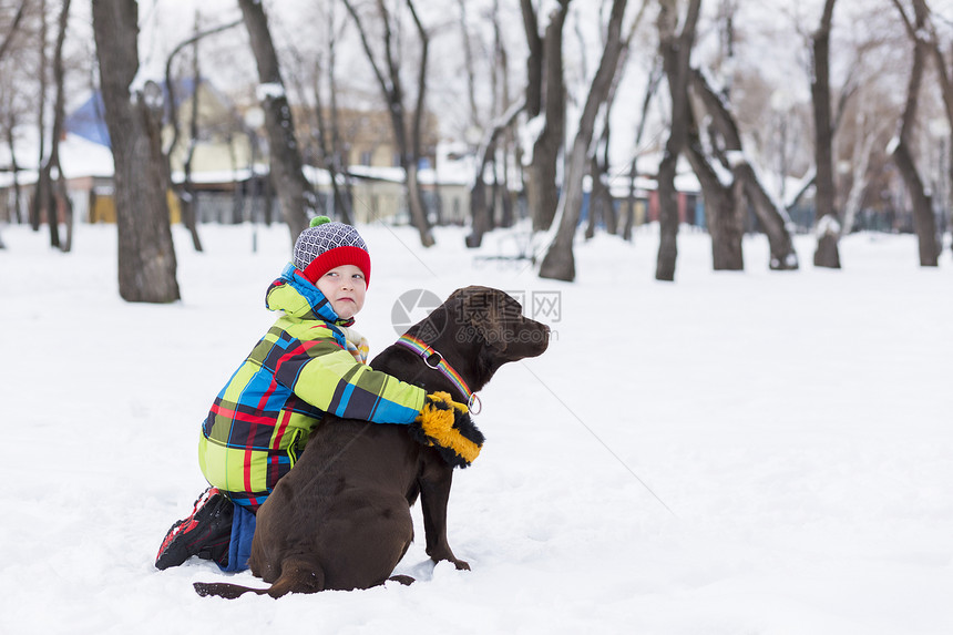 学龄儿童与狗冬季公园最好的朋友图片