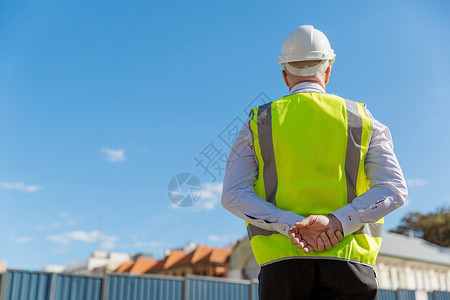 建筑工地的工程师建设者建筑工程师施工场景穿着安全背心背景图片