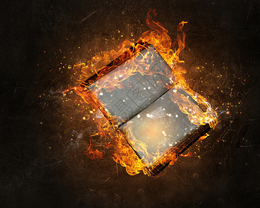 空白页的书着火了书黑暗背景下燃烧火焰中背景图片